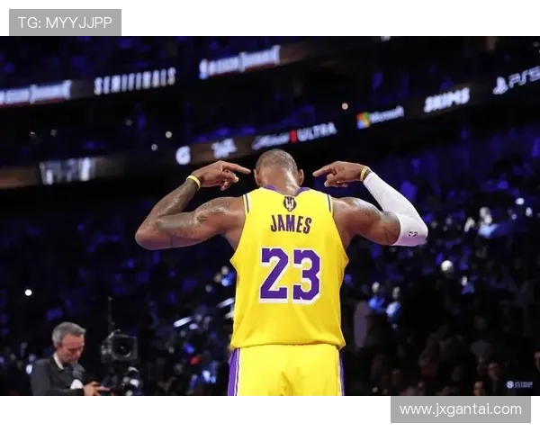 詹姆斯：篮球传奇背后的奋斗与荣耀之路探索